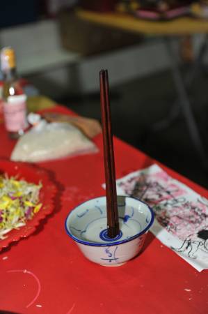 要知道有没有鬼魂来?只要把筷子立在水碗,成功竖立代表鬼魂在附近。