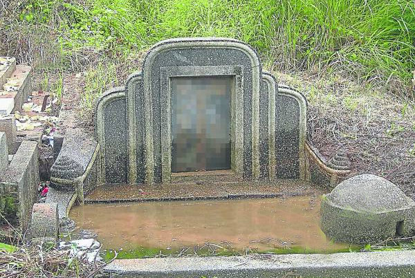 吴道长表示，祖坟会积水很可能会是一块养尸地，会导致后代子孙得无名病和皮肤病，男子中性病的机会也很高。