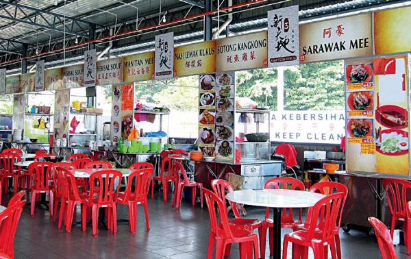 马六甲唯一设有早午夜市的美食中心，汇集50档著名美食，供顾客多元化的选择。 