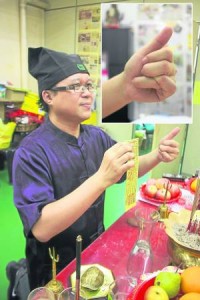 王道长表示,善信必须手做天官手印向天官祈福,即拇指朝上,中指和无名指勾住小指,食指内扣,右手拿着三支香,必须要跪下禀告,再打圣杯。