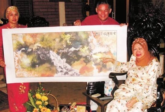 最高元首的母亲Tengku Ampuan Bariah（右一）最喜欢的画，就是由苗大（中）亲手描绘的这幅《金碧辉煌》。