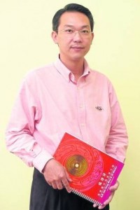 林诗评师父表示,在神台范围内摆放一些不明来历的物体,例如一个外形和男性生殖器官非常相似的帝皇神木,实属对神明大不敬,要立即移走!