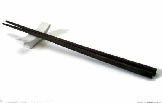 中国民俗对于如何使用筷子也有很多“规矩”，例如筷子不能掉地、不能用一支筷子扒饭，也忌用左手拿筷子。