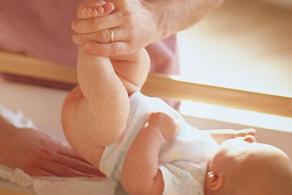 宝宝的便便是显示宝宝的身体状况，父母应多留意。