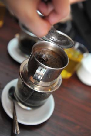 越南咖啡的特色就是咖啡从滴漏杯里一滴一滴，慢慢地滴落杯里，据悉，越南人的温良随和和耐心就是这样培养出来的。 