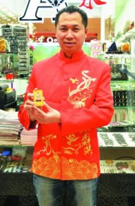 黄達文师父授招,如果家中已有水晶摆设,可以在冬至中午时分,拿水晶去晒太阳,以吸收更多的天地灵气,让水晶发挥更大的作用。