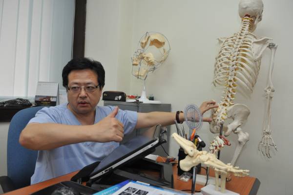 毛医师表示传统的正骨疗法如果不配合药物,疗效只能达到50%。为了提高正骨疗法的疗效,他每天从病患身上不断探索,经过8年的临床实验,终于研究出“东方柔性正骨疗法”。