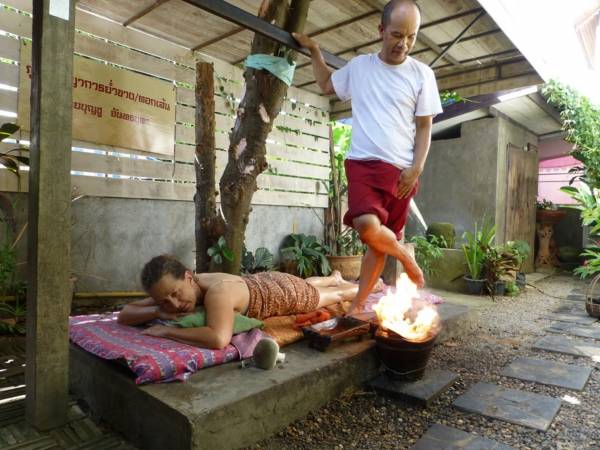 在泰国，有一种火烧按摩法，但山拿医师声称他的做法不一样，有神力和咒语加持。