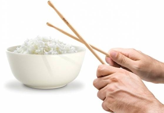 有的人在等待饭菜上桌时，无聊就拿起筷子在空碗敲敲打打，这乃是大忌。