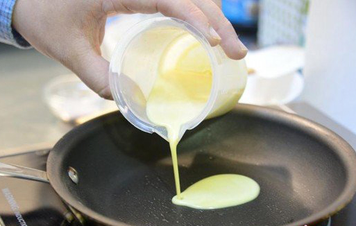 美国的人造鸡蛋安全食材是由黄豆等豆类植物中提取的蛋白质合成的，可以取代传统鸡蛋，广泛使用在面包、蛋糕、蛋黄酱、鸡蛋面等食品的制造过程中。 
