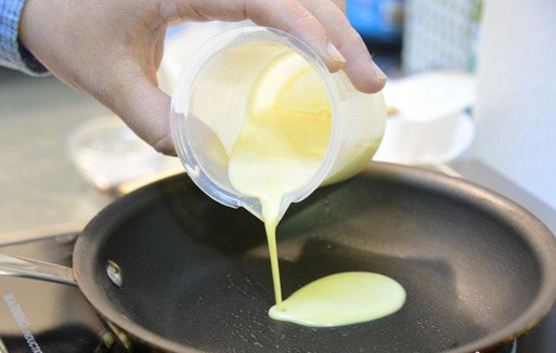 美国的人造鸡蛋安全食材是由黄豆等豆类植物中提取的蛋白质合成的,可以取代传统鸡蛋,广泛使用在面包、蛋糕、蛋黄酱、鸡蛋面等食品的制造过程中。