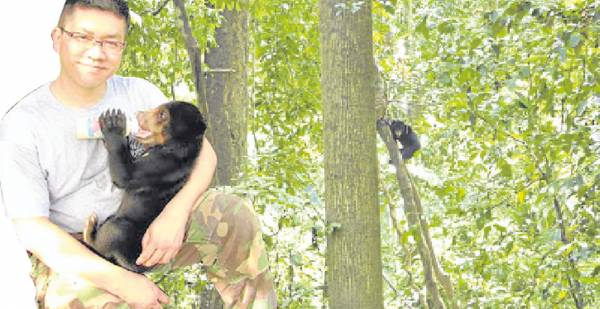 黄修德17年来每天都在林里追踪熊迹，堪称“熊爸爸，”他也因为倾情救助马来熊而名声大噪。