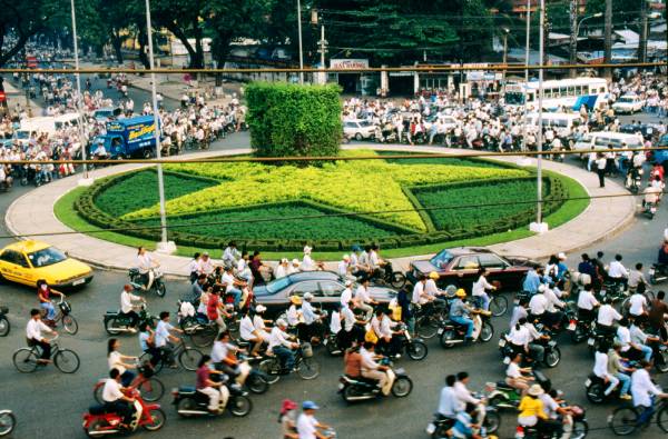 在越南的大马路上，不只是汽车和摩哆穿行，还有脚踏车骑士，稍微不留意就很容易发生碰撞。