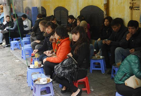 几张桌子和椅子，越南人就能在路边开咖啡店，即使沙尘滚滚也没关系，因为这就是他们喝咖啡的特色。