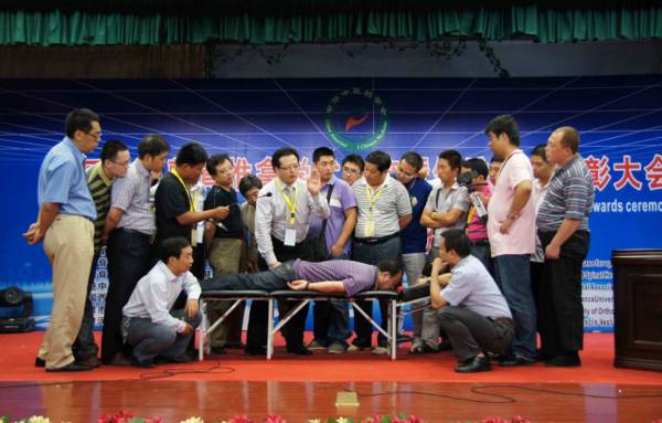 为了给广大病患者带来福音，毛医师多次往返于中国与新加坡，与国内外学者相互探讨。
