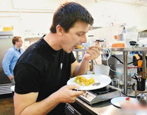 Hampton Creek公司创办人泰克里克正在品尝由人造鸡蛋烹饪的蛋炒饭。