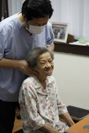 已93岁的老婆婆是毛医师的常客,每当她感到腰部、颈项、双腿不适的时候都会过来找毛医师为她正骨。