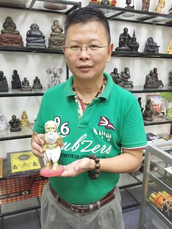 大马著名佛牌专家暹德先生表示储蓄老人招财的超级能量已经红遍马新港一带,更有多次中马票的实例。