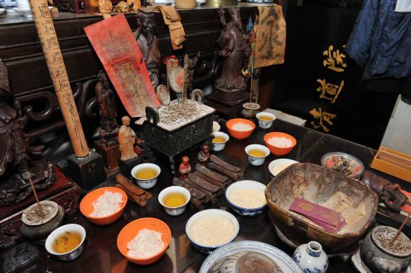道长笑说养小鬼一点也不麻烦,只要一天三餐把米饭、生鸡蛋、水摆在坛前给他们食用便可。