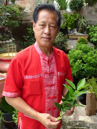 吴佰霖道长当年家里寄住一女鬼,他常常看见有白影一闪而过。