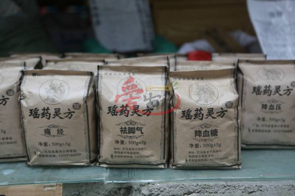 由数十种药材所制成瑶药浴足粉泡脚,可抵御风寒、消除疲劳、祛风除湿、活血化瘀等,连来自哈尔滨的候鸟人也向记者强力推荐。