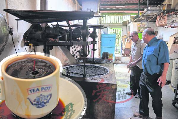 老板亲自动手炒咖啡豆， 不掺杂其他配料，炒出来的咖啡深受顾客喜爱。 美乐茶室 ：Tampin Main Road