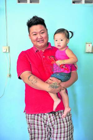 Novis未满一岁时因突发疾病而动手术,Vick非常心疼女儿年纪小小就要承受手术之苦,对她的疼爱也特別加倍。