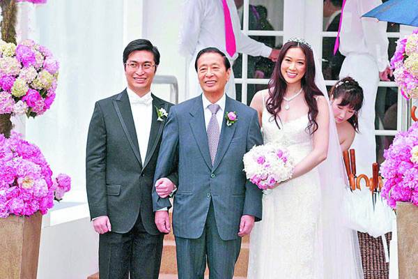 在这个百物涨价的年代里,要求个美满姻缘的大前提,当然是对方的经济条件不能太差,否则天天忧柴忧米,如何有美满婚姻?