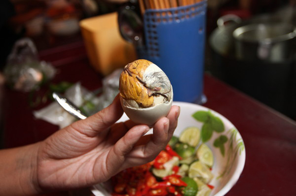 毛鸭蛋是越南特色美食之一，大人、小孩都爱吃，可是对游客来说，吃毛鸭蛋是一个很大 