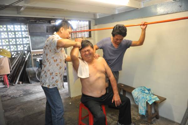 在柔佛,钟氏3父子是名气响当当的跌打高手,不管是脱臼、扭伤、骨折,他们只需3秒钟就能“拨乱归正”。