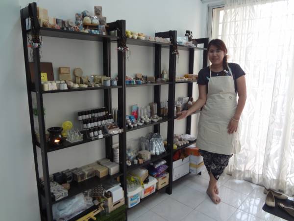 妃儿为了制作天然冷制手工皂，在本地与台湾四处拜师学习。