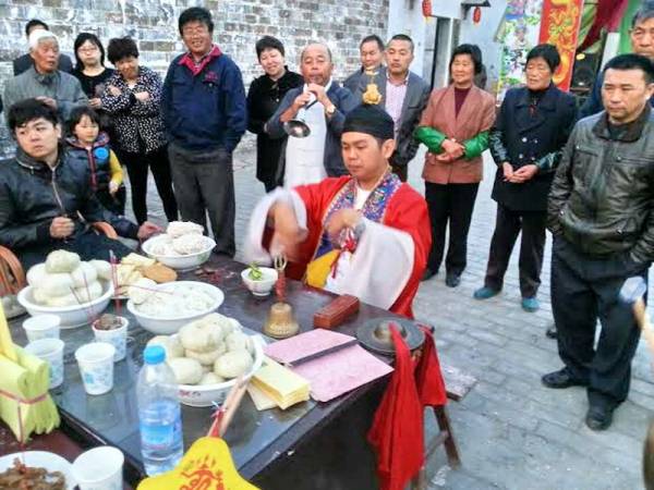 张三轩道长从小就接触到命理这方面的知识,在外公的指导下学到了不少祖传的独门秘诀,顺理成章的成为了衣钵传人,曾经受邀请到泰国、中国上海江苏张氏敦睦堂主持法事。