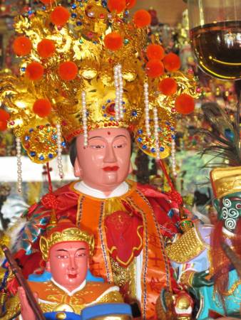张道长特别敬仰王爷千岁,因为王爷千岁有先斩后奏的权威 ,上图为侯府王爷及夫人神像。