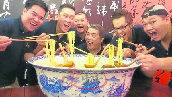My Voice Cafe的5位股东人分别是黄裕谦(右一),董建志,陈伟良,Khaw Guan Chai ,Lay Thuan Soon。