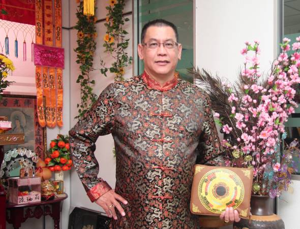 陈师父表示,北斗真君主宰生死夭寿、祸福贫富,拜了北斗可为老人家求寿添福,消灾除病及求平安健康。