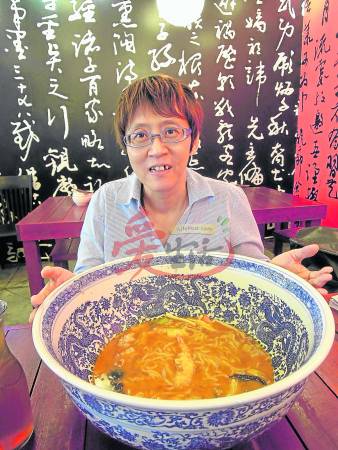 名副其实的“超级大碗拉面”,可谓碗比人面大!