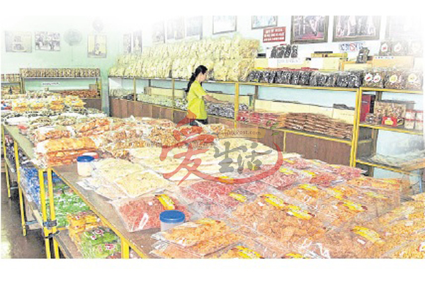 泰利成土产店除了售卖蜜糖菜脯,也卖各类土产。