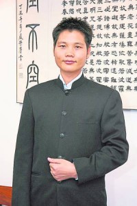 今年二黑位置正中客厅要懂得趋吉避凶，Master Jacky建议可在客厅的正中位置放一串木制或是黑曜石葫芦，这样不但能克二黑煞气，还能让居家磁场转动顺畅。