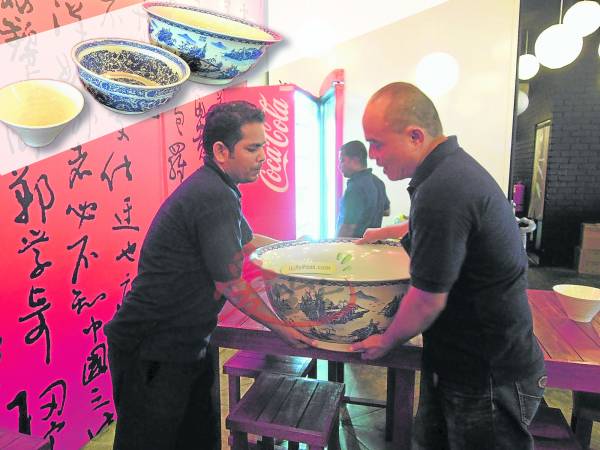 大碗拉面的碗基本上分为16寸(两人吃)、18寸、19寸,而巨型的大碗重约 40公斤,需要劳动两名彪形大汉才能够扛得起。
