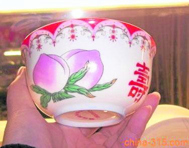 有写着“寿”字的饭碗,具有避邪免灾,增寿之意。