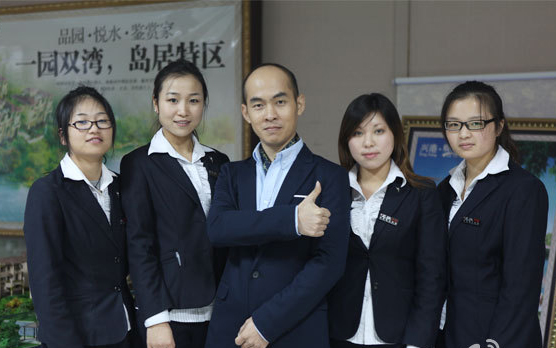 炜轩大师语重心长的说,企业要成功必须结合天地人,除了了解自己,善用周遭的环境之外,还得把人研究透彻,准确掌握每个人的性格,才能掌握人脉,发挥力量创造成功。