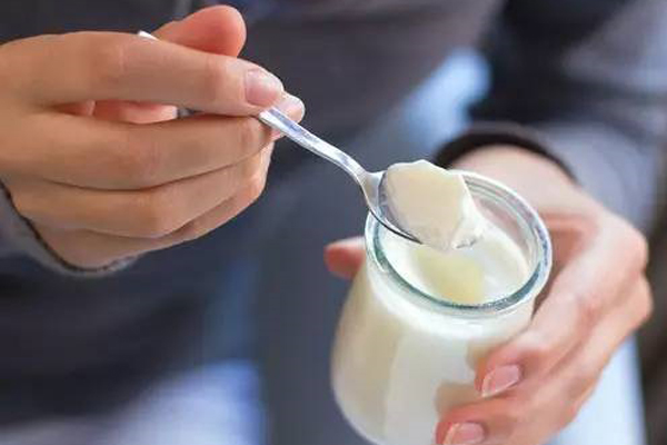 不管是孕前或产后，吃含有大量乳酸菌的酸奶能够帮助妇女解决便秘、消除胀气以及改善消化不良的问题。
