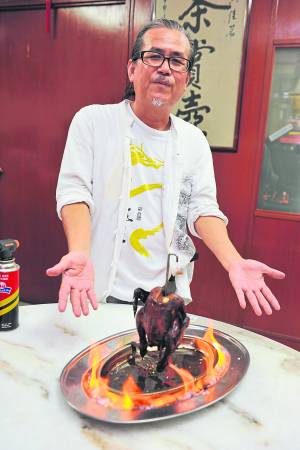 名厨瓏夫用大瓦缸煨煮美食,既保留食物营养成分,也吃得健康。图为浴火焚身火凤凰。