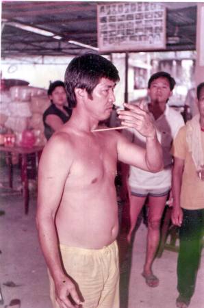 30年前,记者曾目睹黄锦坤师父表演鼻孔插钉、筷子插喉咙神功绝技,当时震惊全场,每个人都拍案叫绝。