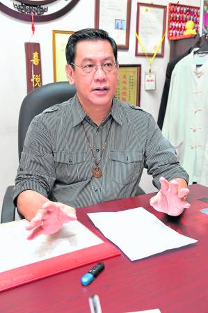 风水天地祝福堂陈清文师表示,父外劳会客死异乡,是他本身的业障和因果,而农历七月的普渡,可以让冤魂得以安息。