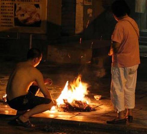 农历七月，在路边拜祭“好兄弟”时，经常刮起一阵大风，这便是外劳冤魂来抢吃。