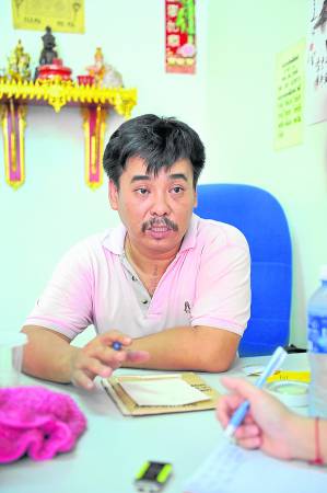 Steven说,Prapot并非经常来大马,一年只来1、2次而已,待了3天,就医治了不少人,包括中降、腰酸背痛者,以及替居民起运等。