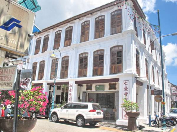 219年悠久历史的仁爱堂中药店，耗资约200万令吉修复，如今成为1间古迹客栈，并改名为“仁爱栈”。