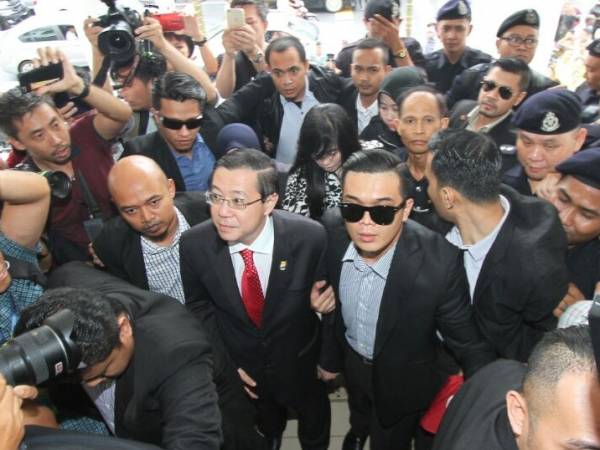 槟城首席部长林冠英因“房事风波”，和其百万豪宅的前屋主彭丽君遭反贪局逮捕后，双双被控上槟城地庭。