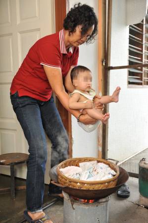 你家的小孩最近变得很好动,动作如猴子般,晚上也不爱睡觉,甚至还会拔自己的毛发?那他极可能患了“猴症”,若拖延治疗,后果不堪设想,而全马也只有这对夫妇懂得用这种祖传秘方治疗猴症……
